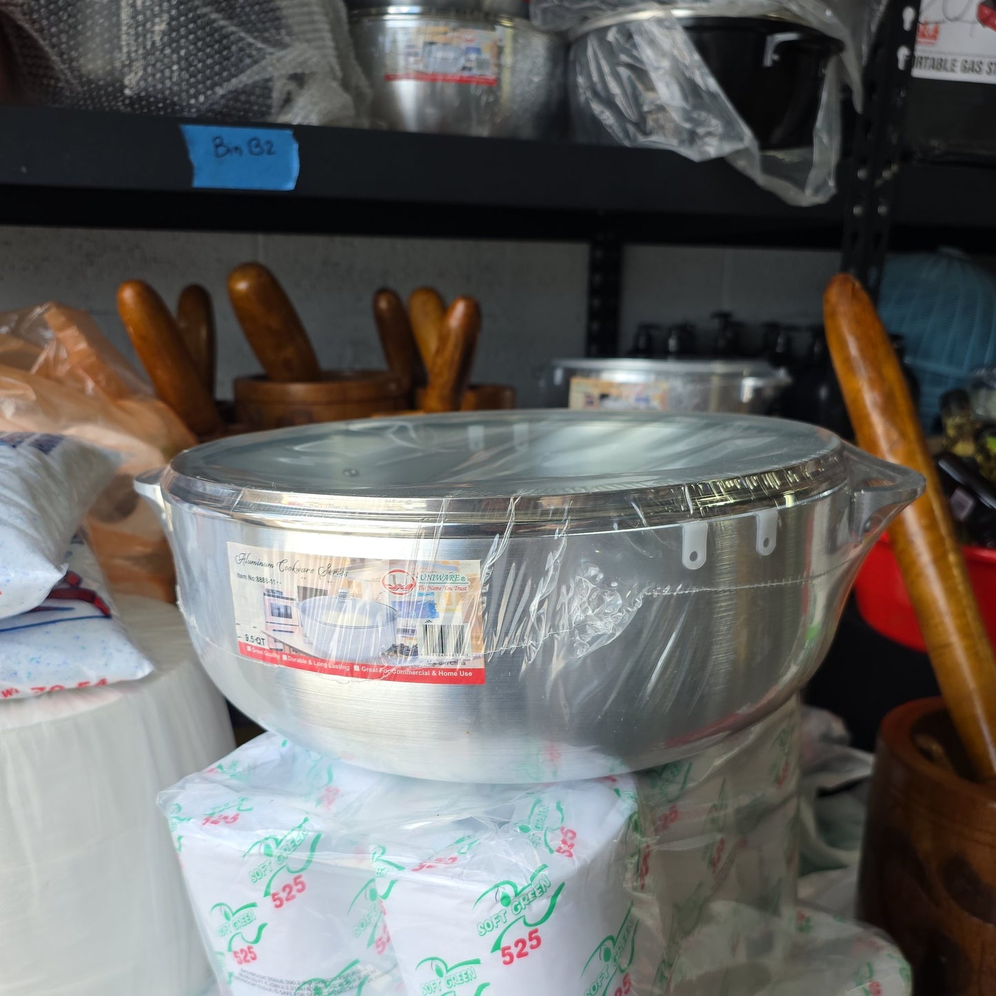 Uniware Aluminum Caldero/Dutch Oven, 9.5-quart capacity pot designed for both commercial and home use, featuring durable aluminum construction