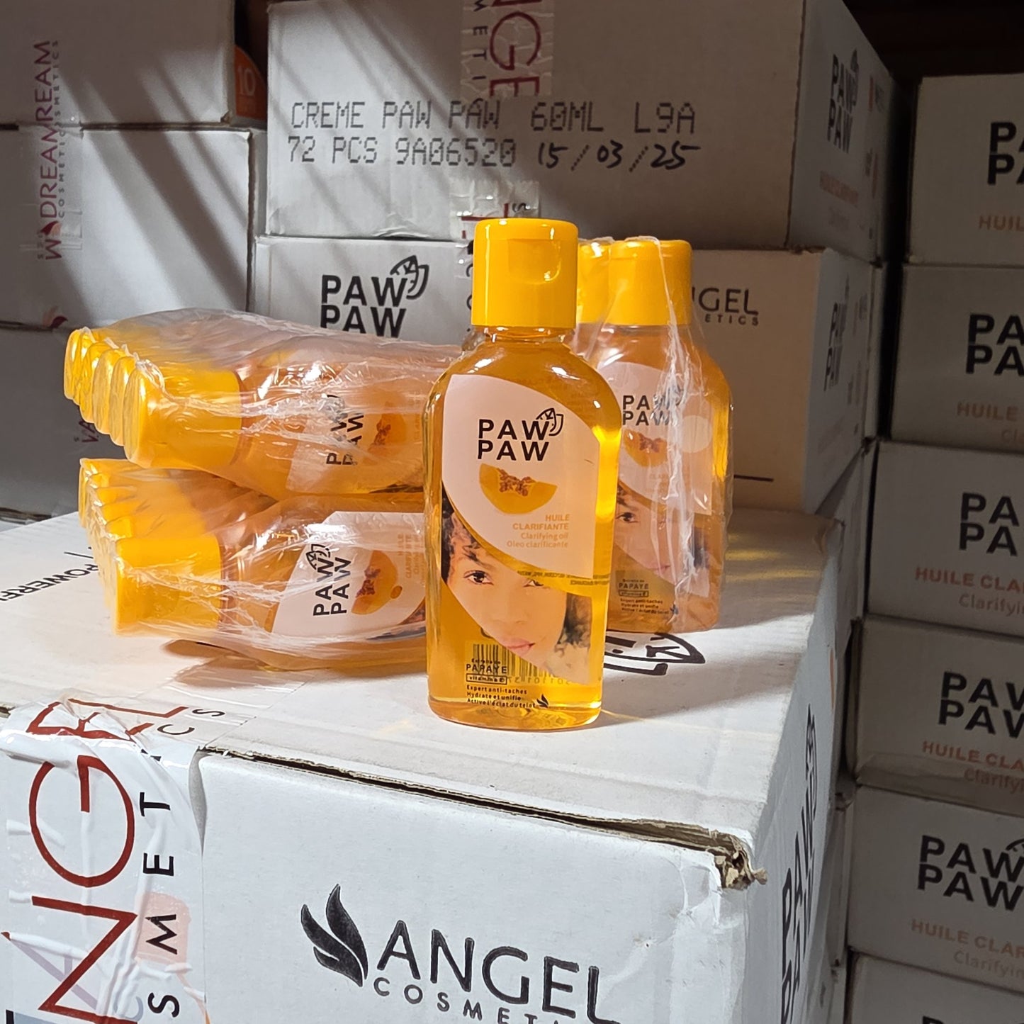 Paw Paw Clarifying Oil is formulated with papaya extracts and Vitamin E to moisturize the skin